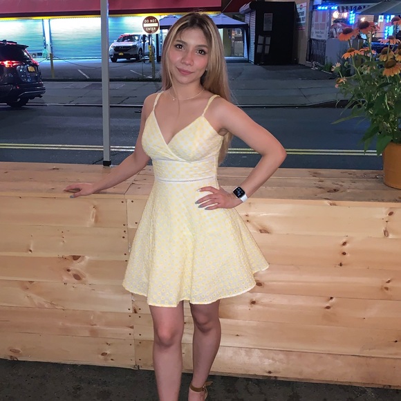 Yellow dress for summer - Picture 2 of 4